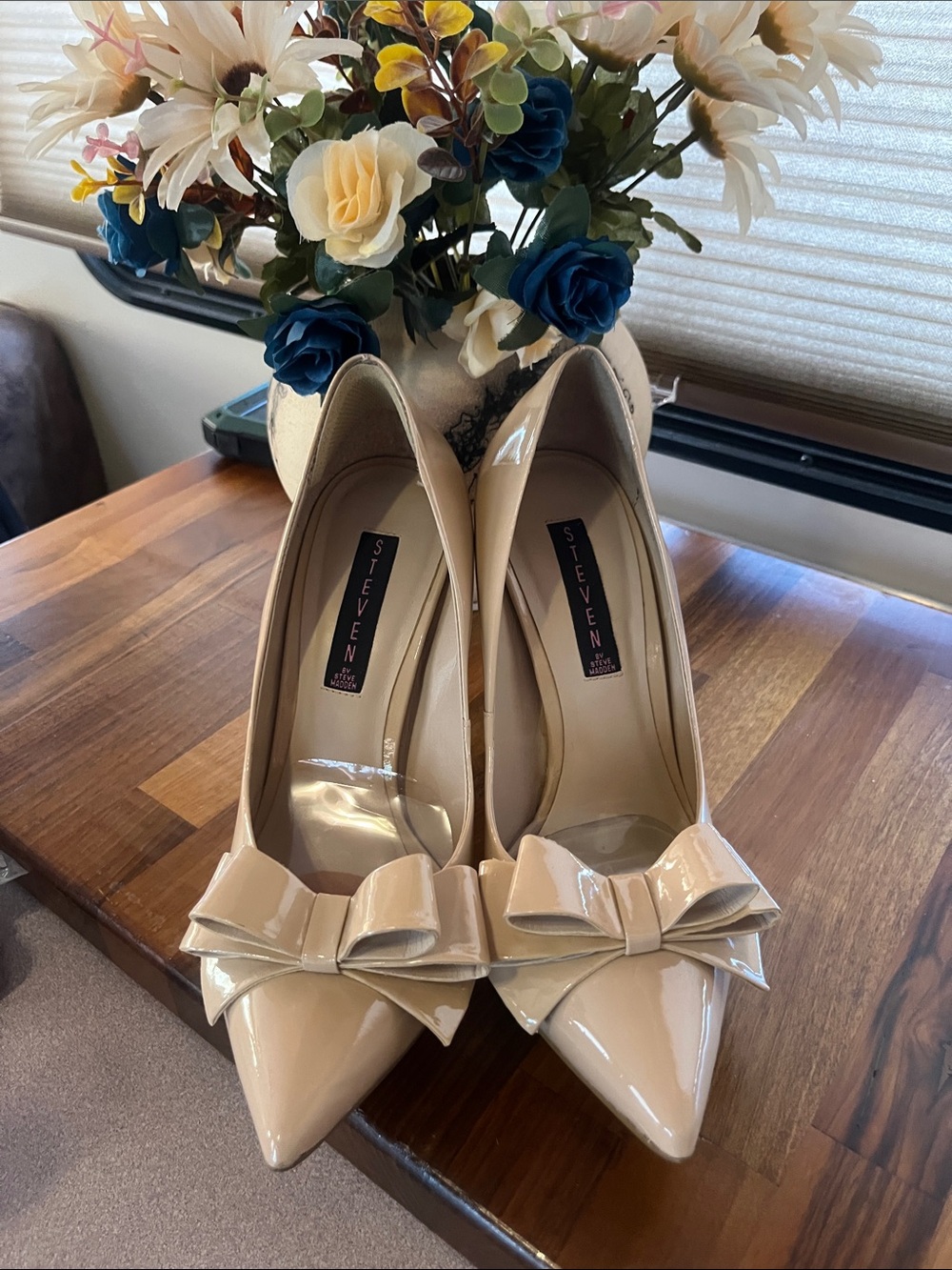 LIKE NEW ! Seven7 Beige Patent Pointed-Toe Pumps with Bow